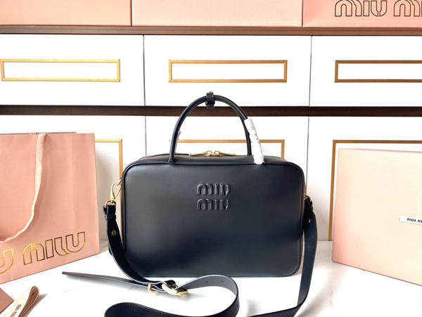 スーパーコピーブランドバッグ正面デザイン